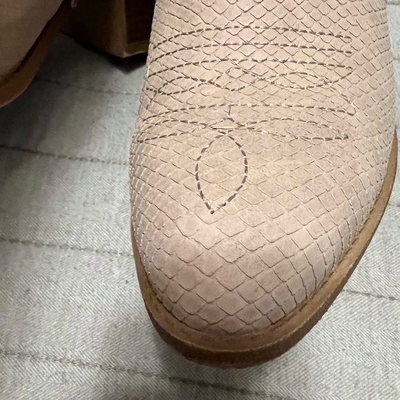 Almost new Dirty Laundry Blush Booties. Size 11. - Picture 3 of 6